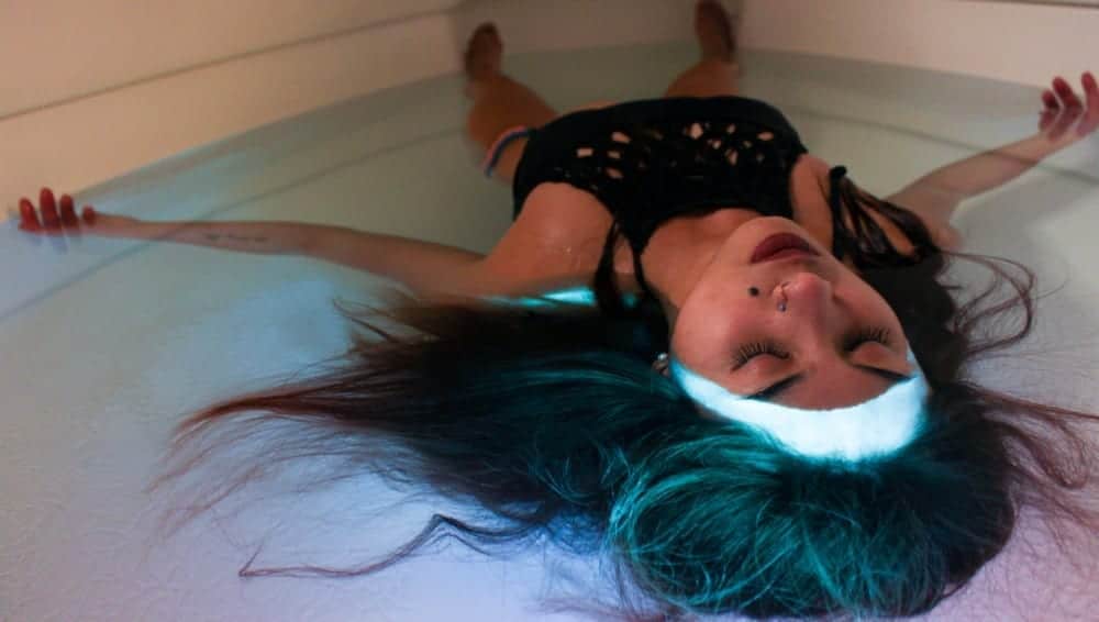 float therapy reduces stress and relaxes the mind